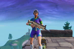 Fortnite角色穿著紫色運動服，在石台上拿著步槍，背景是綠色山丘和紫色天空。