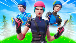 三個穿著色彩繽紛服裝的Fortnite角色站在草地上，背景有松樹和明亮的藍天。