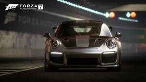 Forza Motorsport夜間賽道上的銀色保時捷賽車。