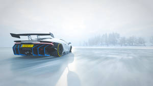 白色跑車在白雪覆蓋的冰凍湖面上飄移，背景有樹木 — 林寶堅尼 4K 壁紙