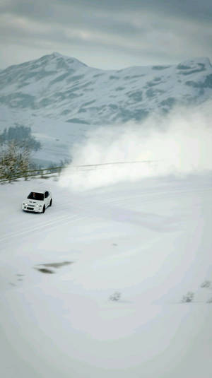 白色拉力賽車在陰天下於雪地山區飄移