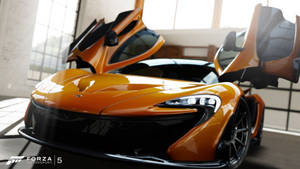 現代車庫中打開鷗翼門的橙色McLaren跑車。