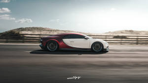 紅白Bugatti在沙漠高速公路上日落時分飛馳