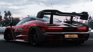 紅色McLaren Senna跑車，帶有發光尾燈，停泊在黃昏時分的濕滑路面上。