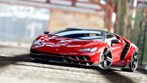 紅色林寶堅尼 Aventador SVJ 在日落時分於橋下的鵝卵石路上飛馳。
