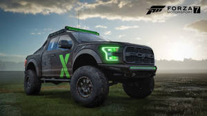 黑色福特F-150 Raptor，帶綠色燈光，在Forza Motorsport中停放在夕陽下的草地上。