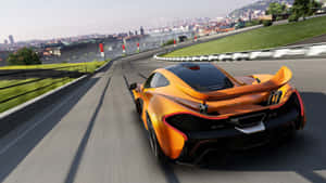 橙色McLaren P1在彎曲的賽道上加速，背景是城市天際線。