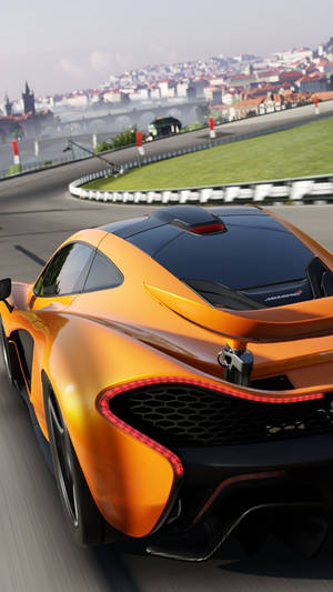 橙色McLaren P1在黃昏時分靠近城市的賽道上疾馳。