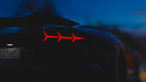 夜間帶紅色尾燈的黑色跑車