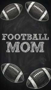 在黑板上用粉筆繪製的足球和 'Football Mom' 文字。