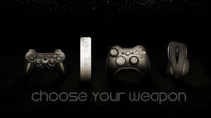四個遊戲控制器和一個滑鼠在草地上，星空下，文字顯示 choose your weapon。 — 螢幕保護 壁紙
