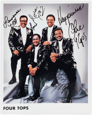 Four Tops 團體照，穿著亮片外套，銀色背景上有手寫簽名。