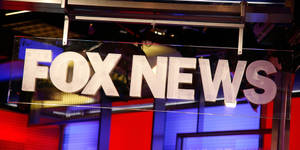 FOX NEWS 工作室標誌，帶有紅藍燈光 — 火影忍者海報 壁紙