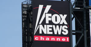 Fox News Channel標誌在建築物上，背景是藍天。 — 火影忍者海報 壁紙