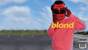 身穿粉紅色連帽衫的人舉起紅色賽車頭盔，可見「blond」文字。