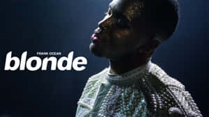 Frank Ocean 身穿珍珠覆蓋的服裝，臉上帶著閃粉，背景深色。 — 水行俠 壁紙