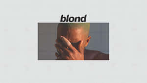 染有綠色頭髮嘅人喺浴室遮住塊面，上面有「blond」文字。