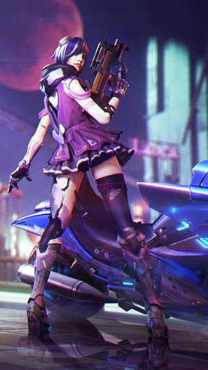 穿著紫色賽博龐克服裝的動漫女孩，在夜晚的未來摩托車旁手持武器。