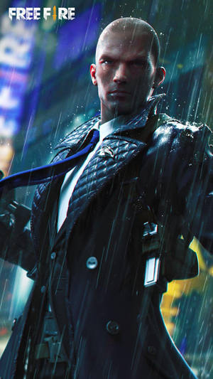 一個光頭男子穿著乾濕褸在霓虹燈光下的雨中站立。
