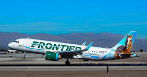 Frontier Airlines 飛機帶有馬匹塗裝在跑道近山處