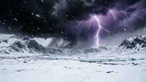 雪花飄落在冰封的山脈上，一道明亮的閃電劃破黑暗的暴風雨天空。