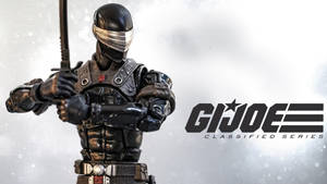 G.I. Joe Classified Series黑色盔甲動作人偶在雪景中手持劍。