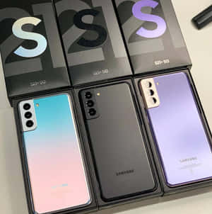 三部 Samsung S21+ 5G 智能手機，採用漸變和霧面處理，連同包裝盒展示。