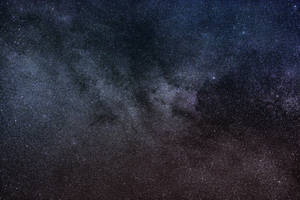 黑暗夜空中的銀河系，帶有恆星和宇宙塵埃