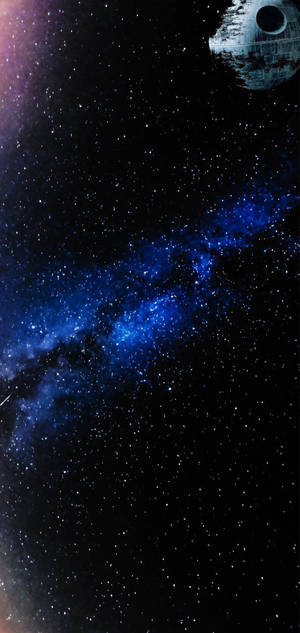死星漂浮在藍色星雲中，周圍有星星