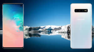 兩部Samsung手機以雪山和冰水倒影場景為背景展示。