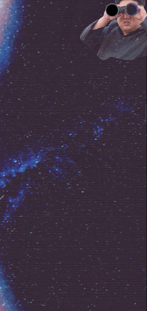 使用雙筒望遠鏡觀看帶有藍色星雲的星空太空場景的人。