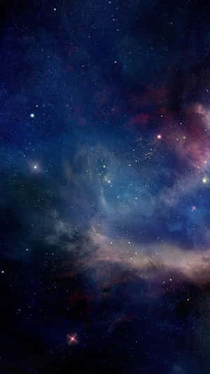 廣闊的宇宙星雲，有發光的星星和旋轉的氣體雲，呈現深藍、紫和粉紅色。