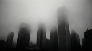 霧氣瀰漫的城市天際線，高樓大廈部分被薄霧遮擋。