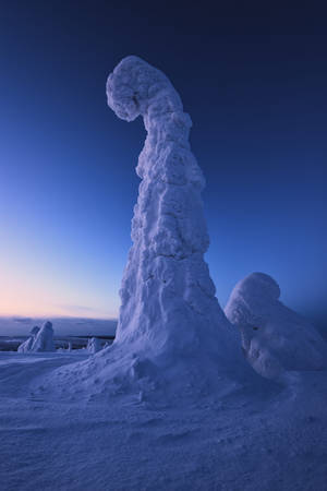 暮色天空下的冰凍雪層