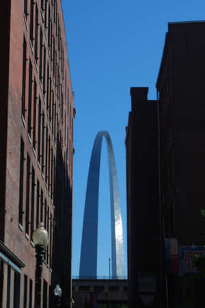 Gateway Arch 被磚砌建築框住的日落景色