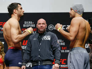 兩位UFC拳手在稱重時對峙，Iron Mike Tyson在中間。