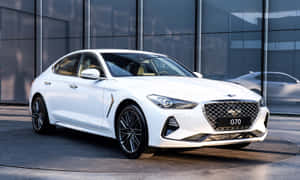 白色Genesis G70轎車停在玻璃建築前