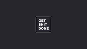 深灰色背景上白色正方形內的勵志文字 get shit done