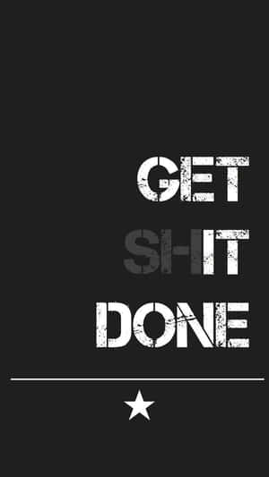 黑色背景上帶星星的磨損白色文字勵志語句 get shit done