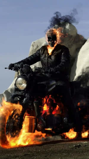 Ghost Rider 在沙漠景觀中騎著一輛火焰摩托車。 — 鬼 Rider 壁紙