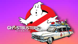 Ghostbusters Afterlife 標誌，帶有鬼魂和 Ecto 1 汽車，背景為漸變色。 — 幽靈 壁紙