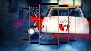 Ghostbusters Ecto 1A 貨車在多個智能手機屏幕上顯示，背景為黑暗的城市場景。 — 鬼 Rider 壁紙
