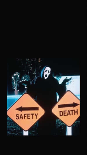 Ghostface 在夜晚站在安全和死亡路牌之間。 — 鬼滅之刃面具 壁紙