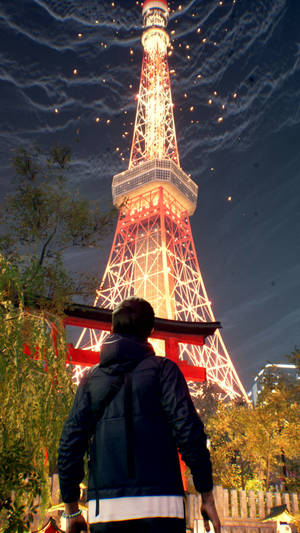 夜晚在東京塔觀看煙火的人