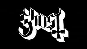 白色哥德式文字在黑色背景上拼出 Ghost，帶有角和十字架