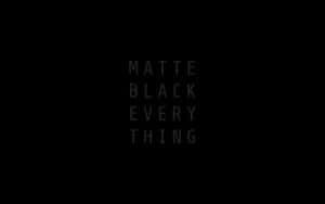 文字在黑色背景上顯示 matte black every thing。