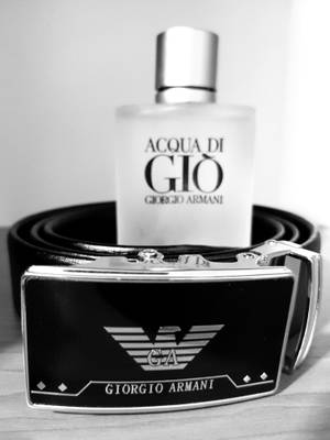單色調的 Giorgio Armani 皮帶和 Acqua di Gio 香水瓶。