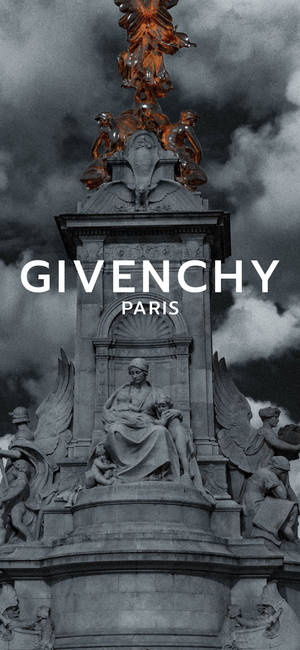 Giverny Paris 紀念碑，在暴風雨天空下，有石雕和金色天使。