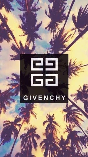 棕櫚樹剪影映襯金色天空，帶有 Givenchy 標誌。