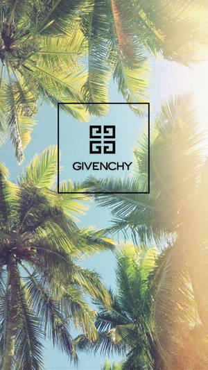 棕櫚樹環繞著 Givenchy 標誌，背景是明亮的藍天。